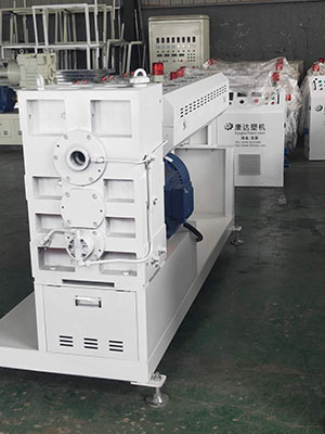 70尼龍機隔熱條設備