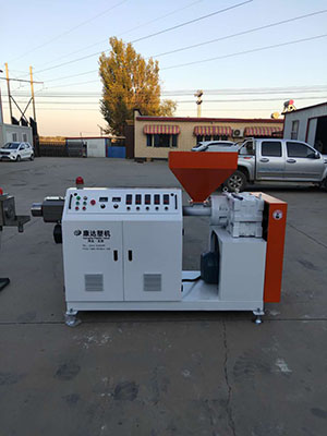 65擠出設(shè)備生產(chǎn)線